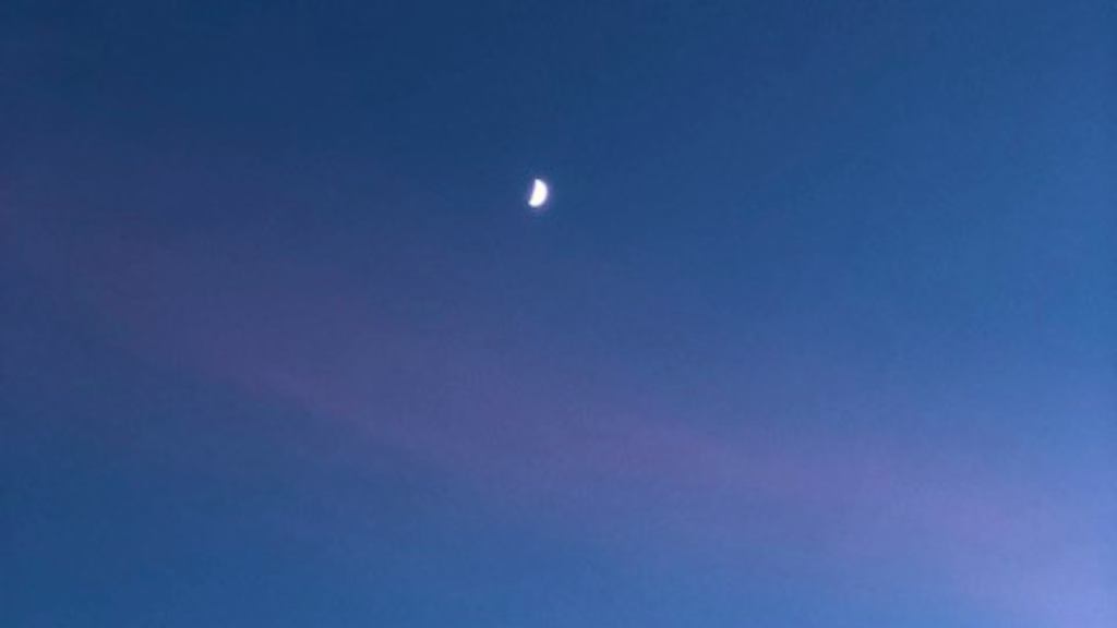 想いを馳せる夕方の空